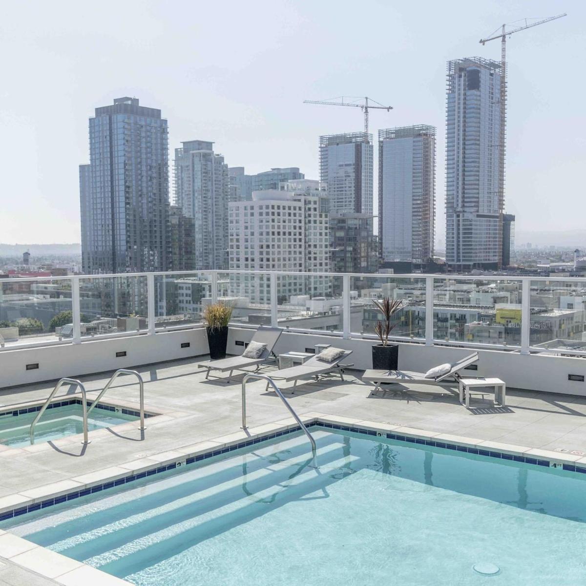 Apartment Modern Loft-rooftop Pool, Spa, Gym & Free Parking